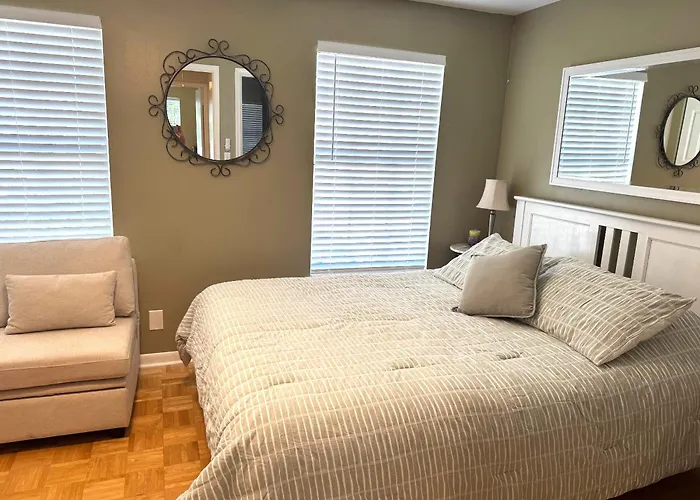 Coastal Townhome In Jupiter 1 Mile To Beach!