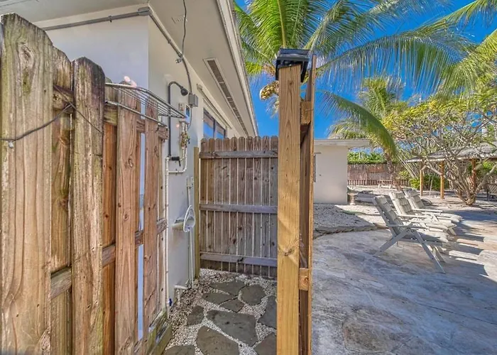 Tropical Poolhome Walk To Shops Near Beach