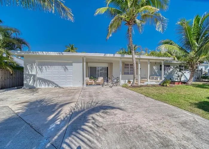 Tropical Poolhome Walk To Shops Near Beach