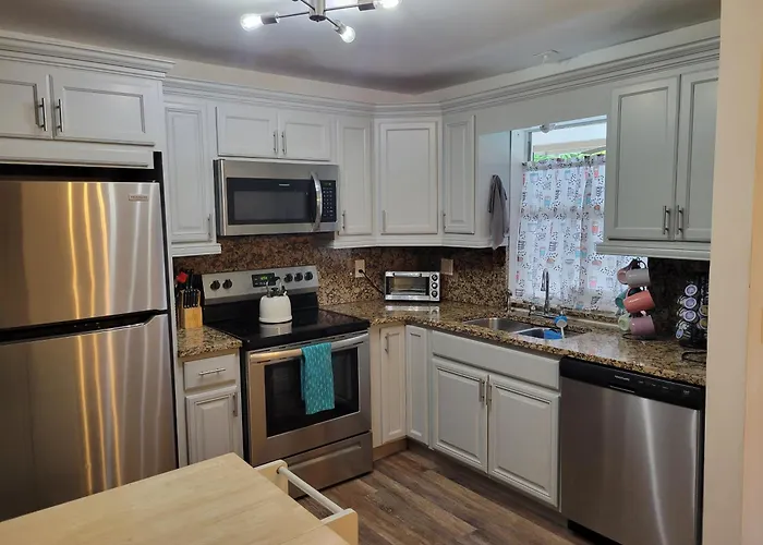 Whole House+Renovated+Pool+Lanai+Bbq+Close To All
