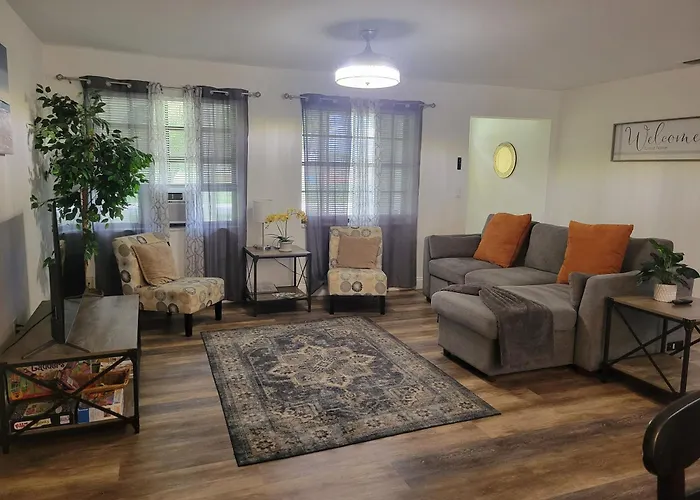 Whole House+Renovated+Pool+Lanai+Bbq+Close To All